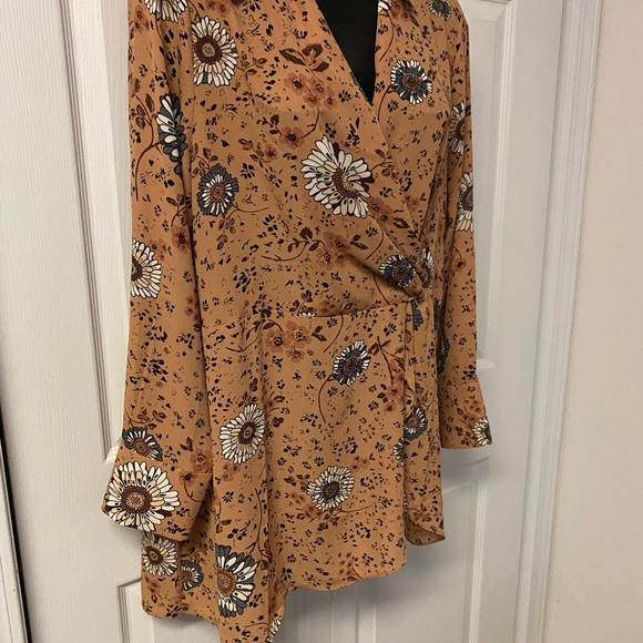 Flowered Peach Crossbody Top 1X - Picture 2 of 8